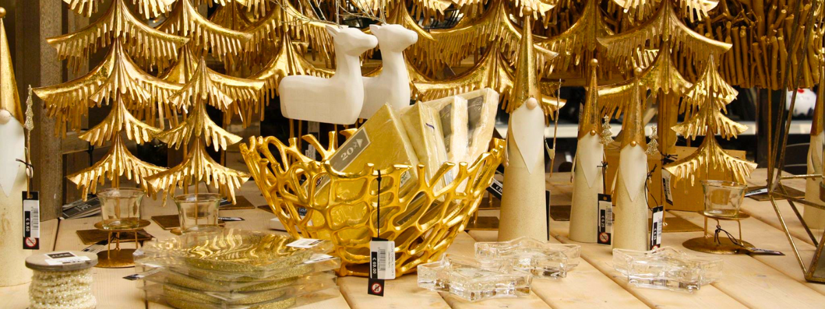 Découvrez nos décorations de Noël : boules, guirlandes, figurines et accessoires pour sublimer votre sapin et votre intérieur.